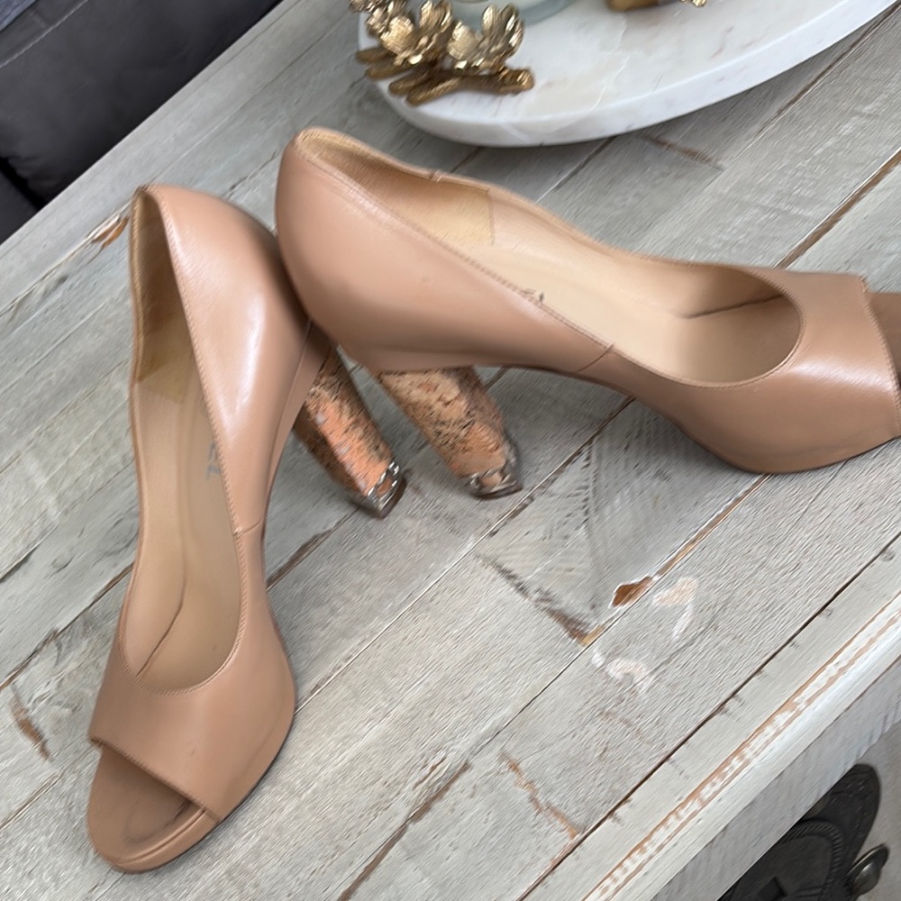 CHANEL Tan Heels Sleek Patent Leather Design - Picture 2 of 7